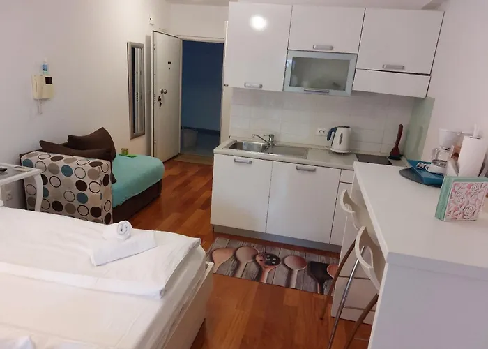 Nizic Макарська